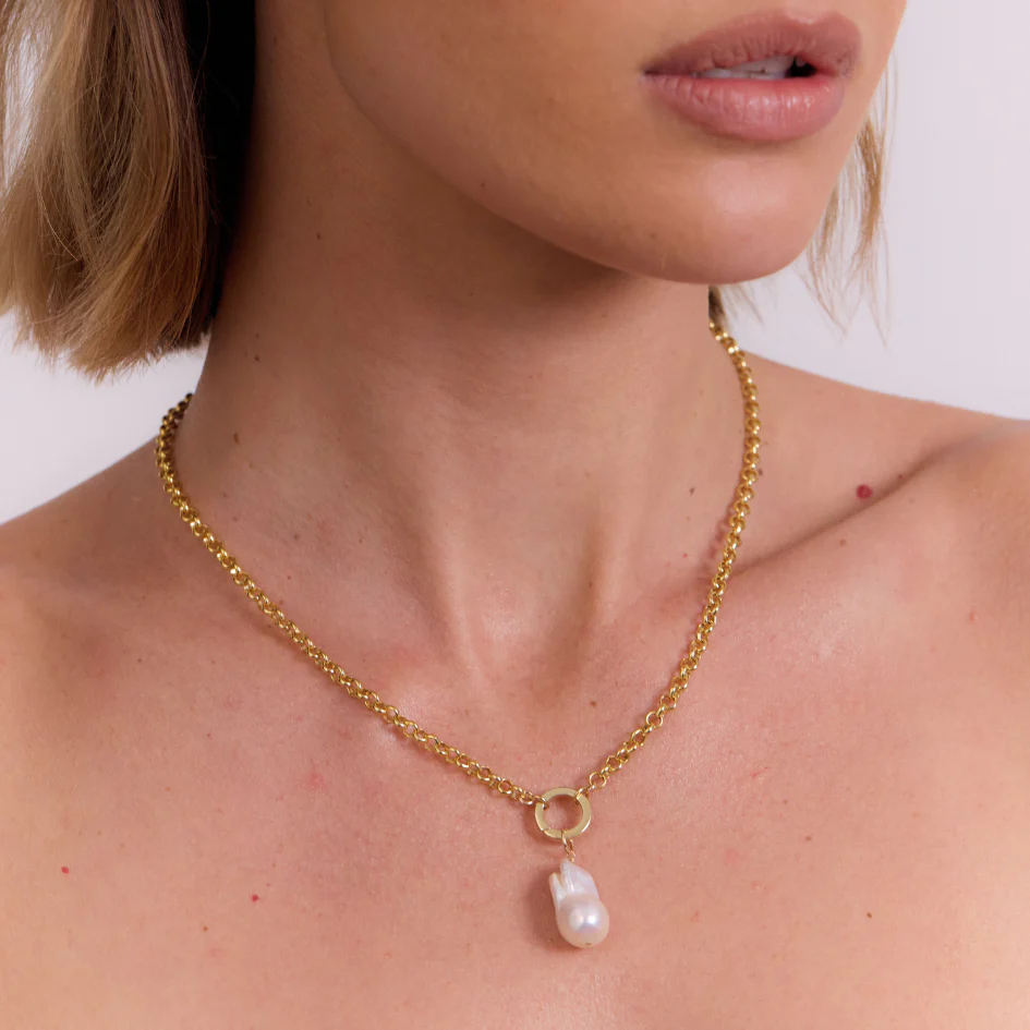 Belcher Charm Necklace with Round Clasp - Gold - Image 3